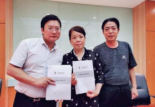郭威选亲妈许敏还是养母杜新枝,应取决于是错换还是偷换人生吗?