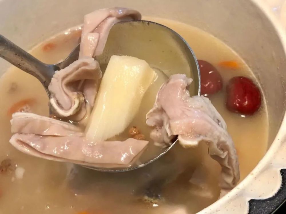 养胃"鼎汤:红枣山药猪肚汤.这是一个非常经典的养胃食疗方.