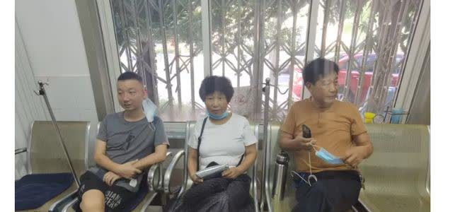 错抱28年的姚策投入生母怀抱指责养母无中生有两套房产至今没有过户