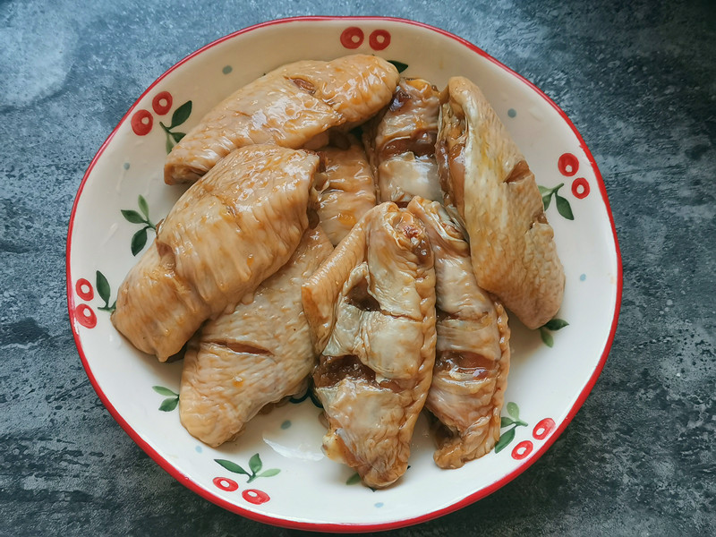 在家烤翅中自配腌料,烤好外焦里嫩香浓入味,真解馋
