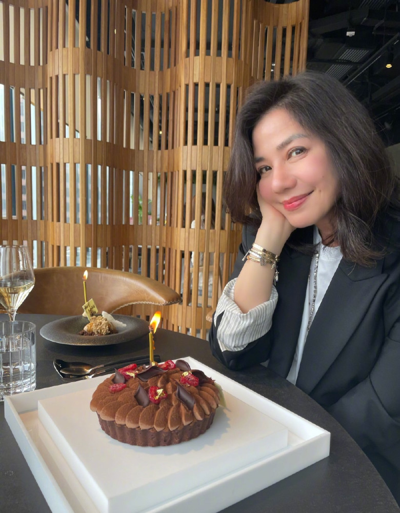 钟楚红已是61岁的大婶年纪,穿一条拼色设计蕾丝连衣裙,气质出众