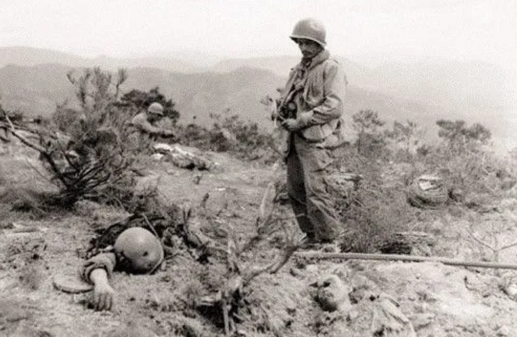战死的美军士兵,尸体横七竖八倒在地上