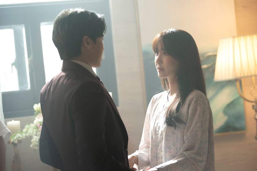 韩剧《顶楼2》公布了李智雅和朴殷硕的新剧照