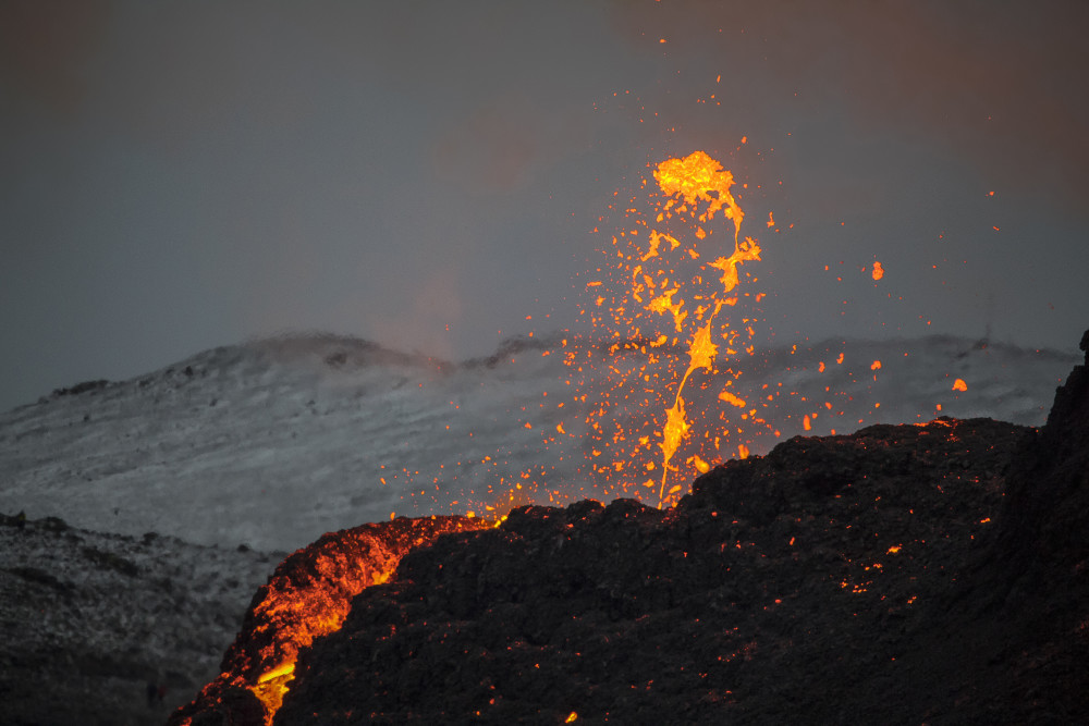 (外代一线)冰岛火山持续喷发