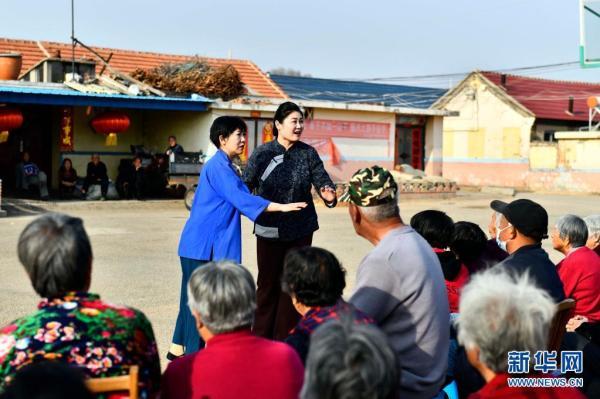 3月27日,在乳山市崖子镇北寨村,乳山市吕剧团的演员在为村民表演红色