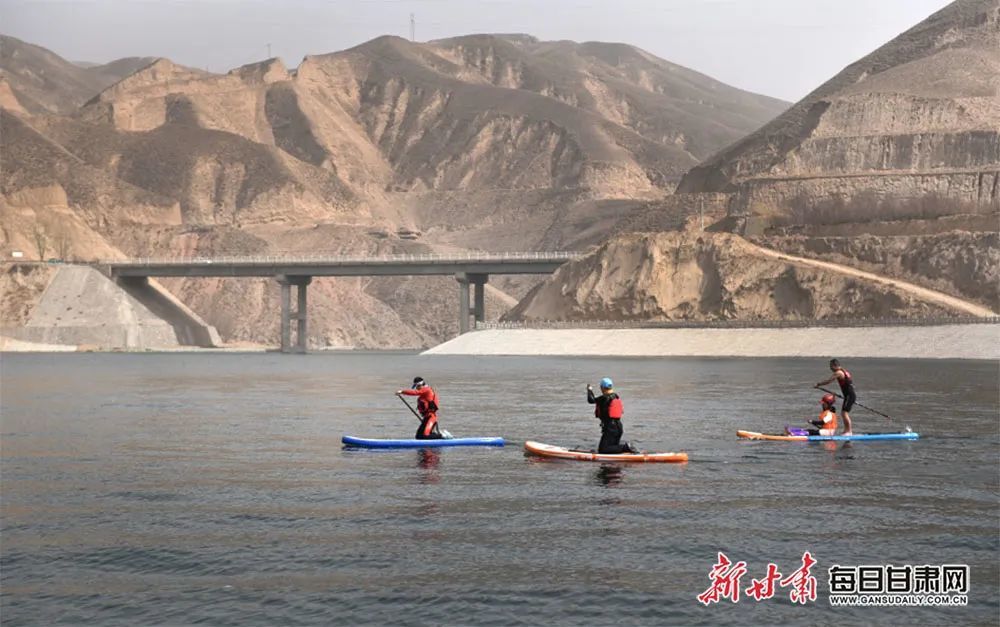 桨板爱好者逐浪黄河三峡