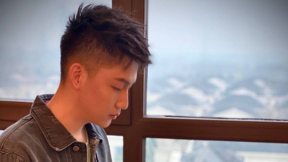 刘筱亭发照,衣服上的李宁商标引起热议,粉丝们懂您的意思