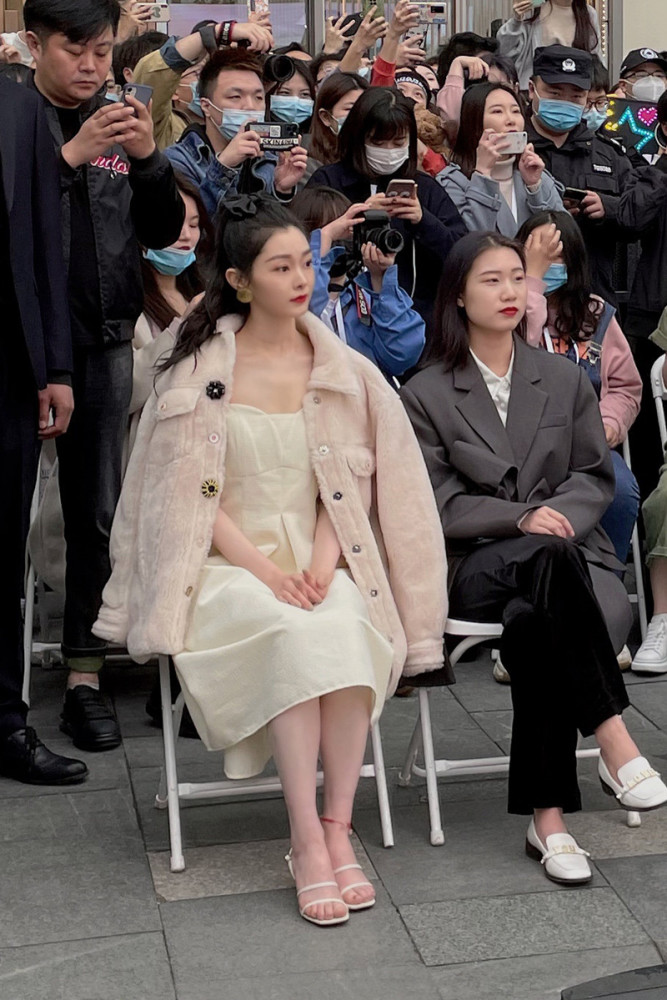 离开《赘婿》的滤镜,路人镜头下的宋轶终于暴露出真实颜值