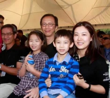 伏明霞沦为生子机器,68岁老公秃顶沧桑越发苍老,合影似"父女"
