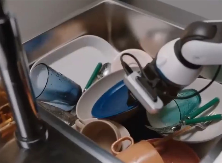 韩国发明家务机器人,帮你洗碗扫地洗衣服_腾讯新闻