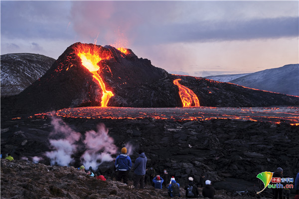 冰岛火山喷发熔岩照亮夜空