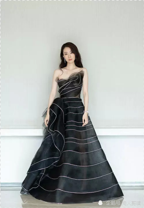 继六位数高定礼服后,张小斐代言国际大牌美妆产品,这是彻底红了?