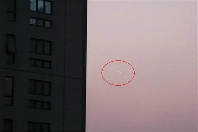 上海空中出现不明飞行物,发着黄色光芒,网友:不止一个