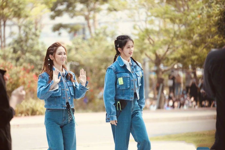 热综《奔跑吧9》今日珠海录制路透照,全员牛仔套装亮相帅气十足