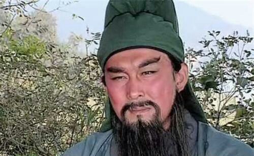 身长九尺,髯长二尺,面若重枣,唇若涂脂,丹凤眼,卧蚕眉,相貌堂堂,威风