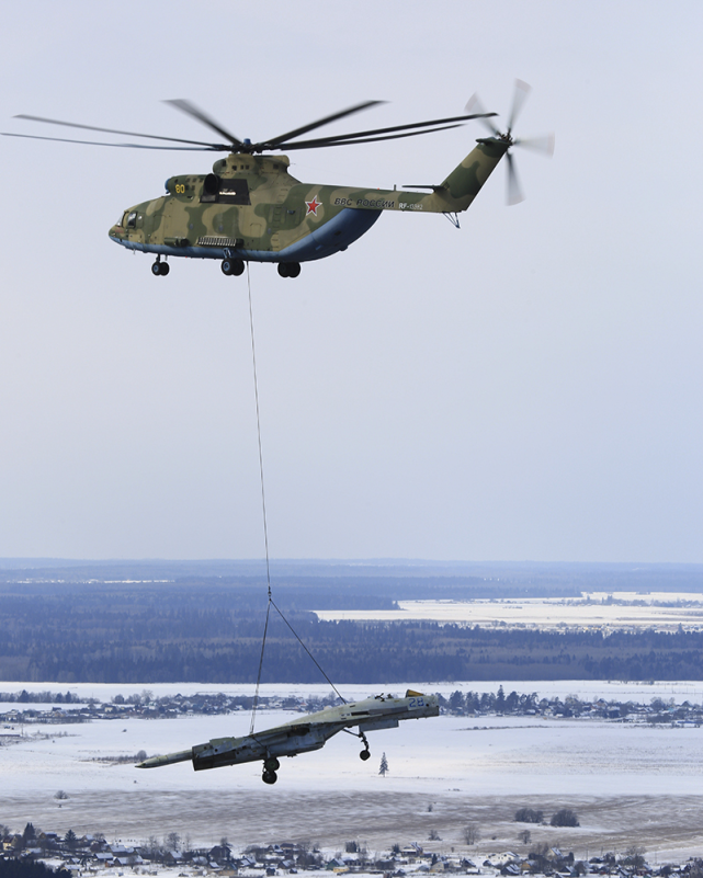 米-26直升机到底有多大?吊运苏-27,体型对比一目了然