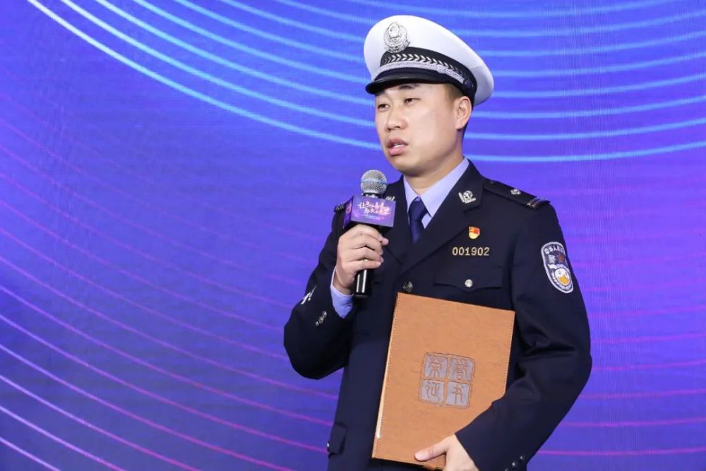 黑龙江高速交警刘浩男受邀参加"2020年度正能量人物"颁奖活动_腾讯