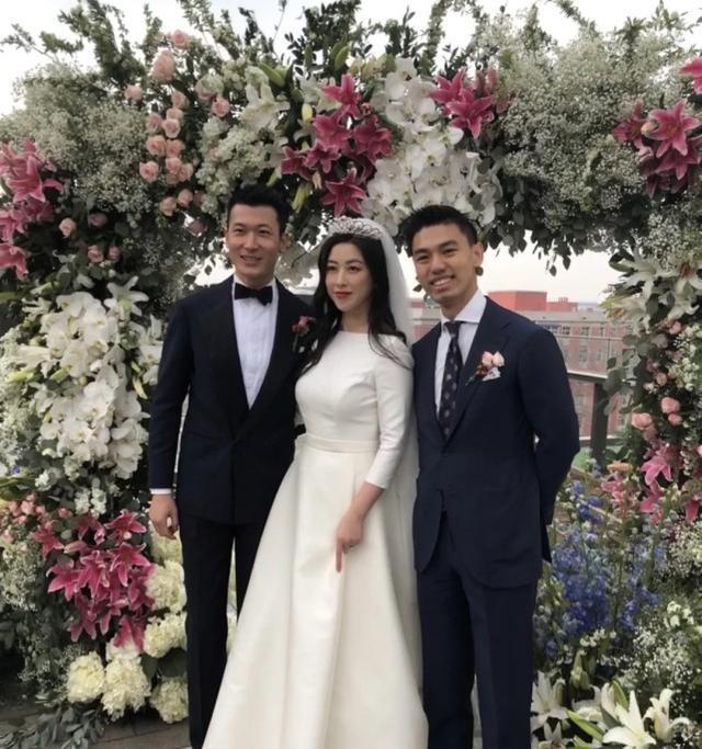 王昀佳晒老婆合影朱珠穿平底鞋素颜出镜小腹微凸孕味十足