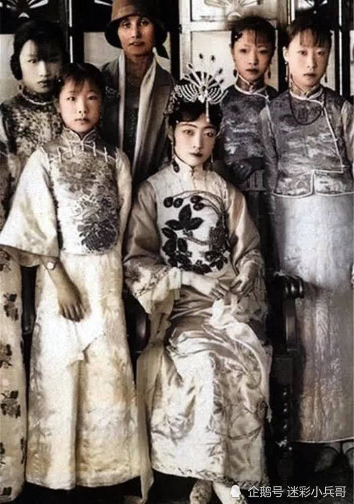 法国摄影师拍摄的晚清:清朝女子的发型和衣着,和古装剧完全不同