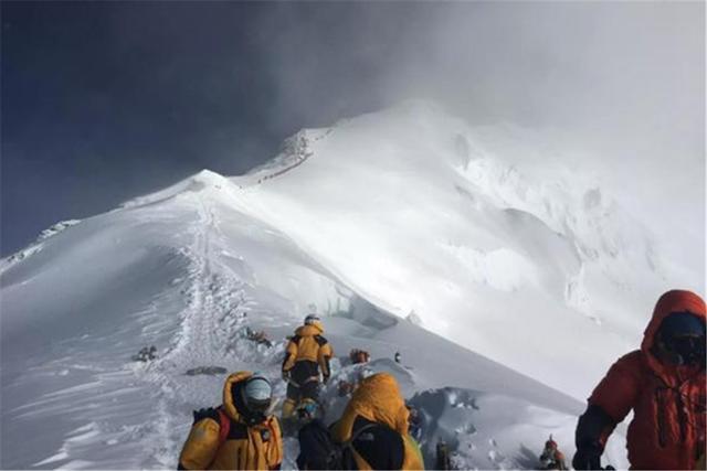 珠穆朗玛峰怎么了山顶发现不该存在的东西科学家不是好事