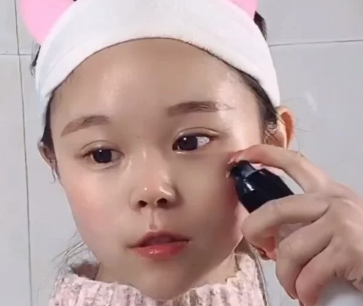 小学生脸上化"口罩妆",晒出前后对比照,网友:这么成熟