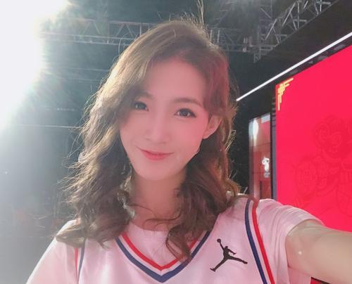 杜兰特最美球迷美女主播雪儿近照面容甜美气质十足贵妇范