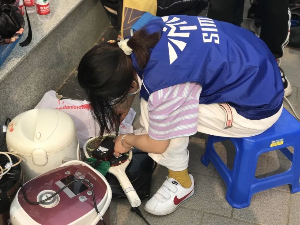 维修电器主要有电饭煲,电磁炉,电风扇,热水壶,电蚊拍,队员们认真询问