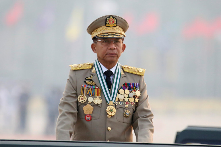 缅甸总司令敏昂莱参加缅甸内比都举行的武装部队日阅兵仪式 (美联社)