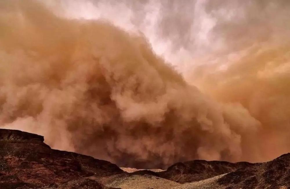 强风,不稳定气流,地表沙源是形成沙尘暴的重要原因