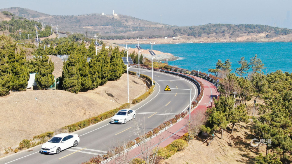 九龙山路是西海岸颇具特色的一条滨海环山路,在这里的多个观景点都