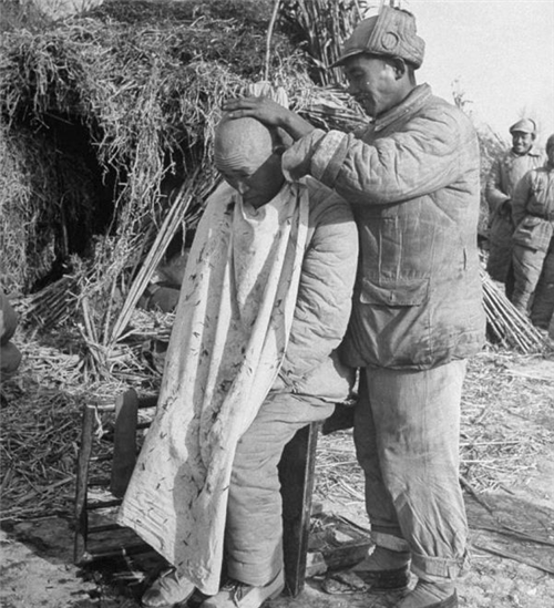 1948年淮海战役国军旧照:士兵看军官吃肉,女兵抽着烟