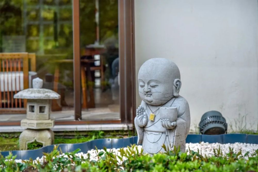 禅意美学 从酒店出发 步行3-5分钟可到达法雨禅寺,杨枝禅院 步行2分钟