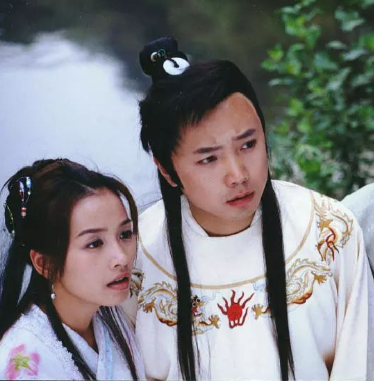 《穿越时空的爱恋》,这算是内地第一部穿越剧,由徐峥,张庭和刘莉莉