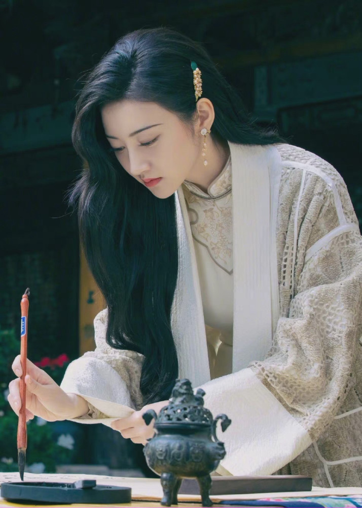 《司藤》景甜造型绝美!每个镜头都是新衣服,真实"人间