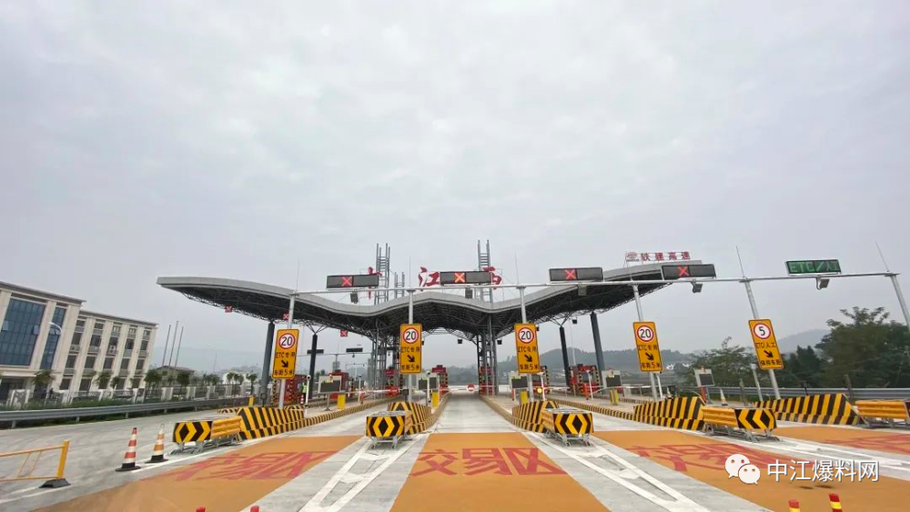 德简高速公路将开始收取车辆通行费