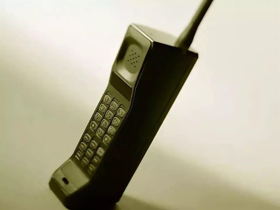 2000年初期,手机作为一种中产阶级的标配飞入寻常百姓家!
