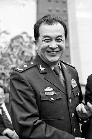 那些军衔惊人的明星:张译自曝军衔,打趣孙俪说,见面请