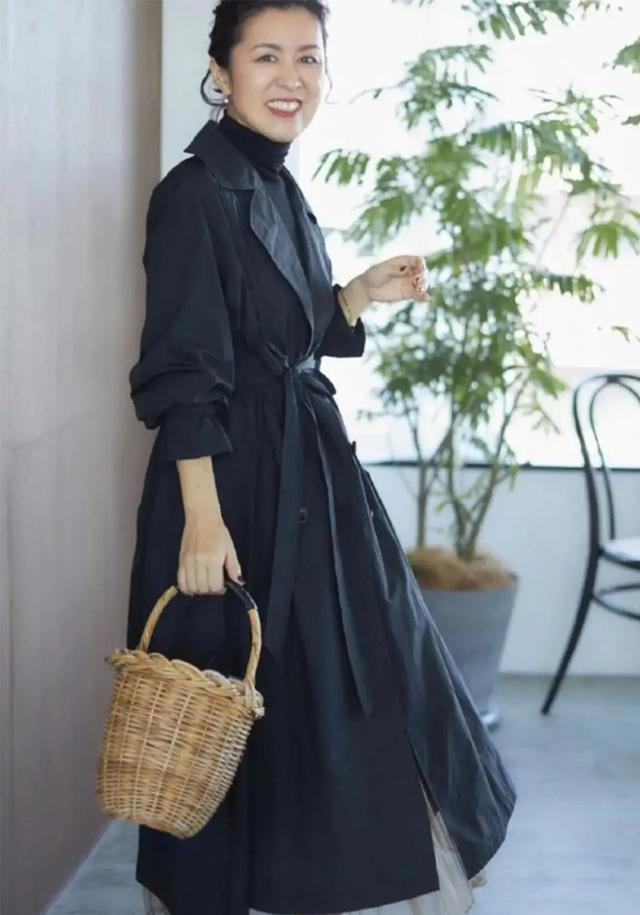 这位50岁的日本大妈真会穿,日常穿搭清新又时尚,减龄又有气质