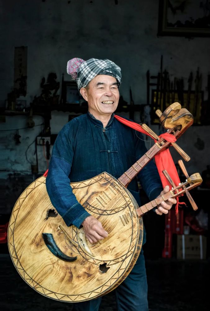 在兴义市 有这么一位老人 一生致力于传承,推广布依族传统乐器 他就是