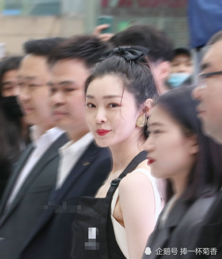 宋轶南京活动饭拍,"生图"皮肤白到发光,清冷娇媚美得不可方物