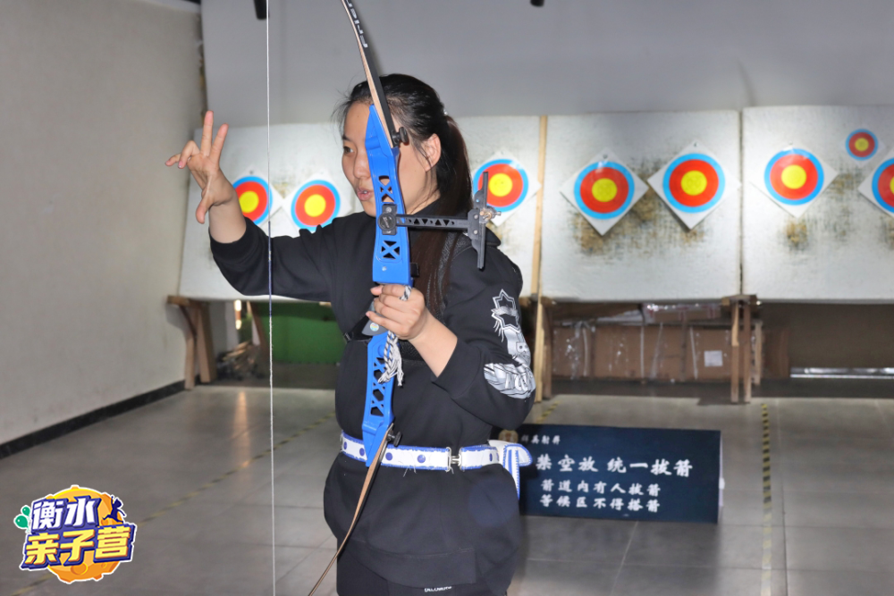 群英射箭俱乐部的马教练向大家讲解了射箭的基本动作要领,怎么持弓