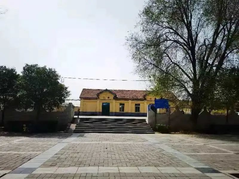 二,三原老张微信公众平台网友 @心情 反映三原火车站要拆了重建,作为