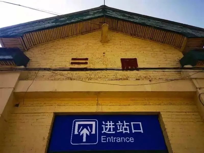 二,三原老张微信公众平台网友 @心情 反映三原火车站要拆了重建,作为