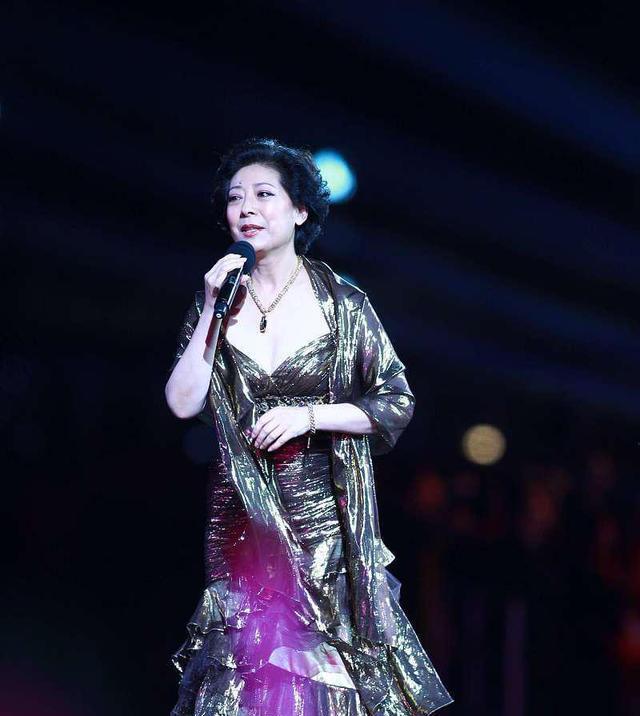 关牧村的身材真不错,穿紧身的裙子不像奔七的人,高级感让人佩服