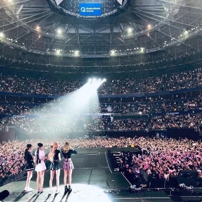 blackpink背影照花路我们一起走