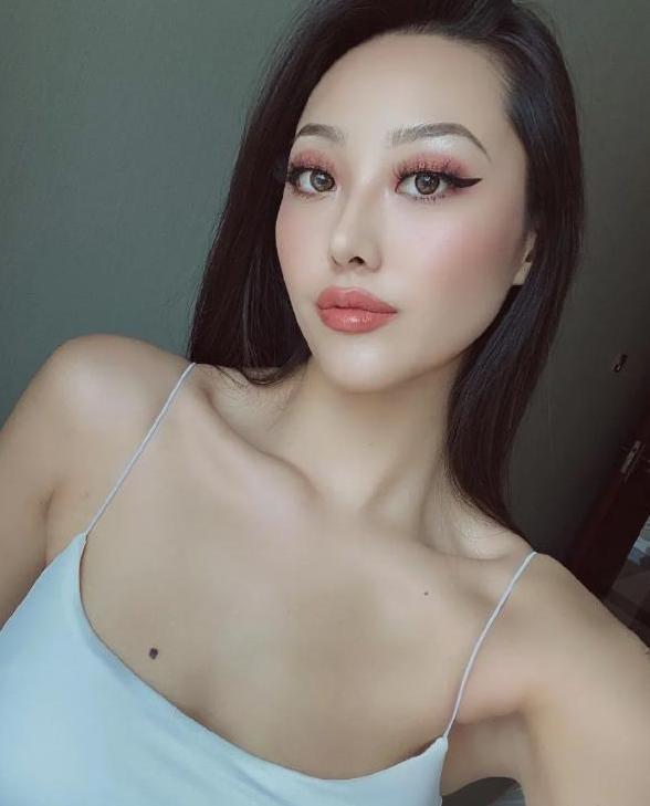 一组"山东大妞"跟拍照火了,大高个,好身材,健身的功劳