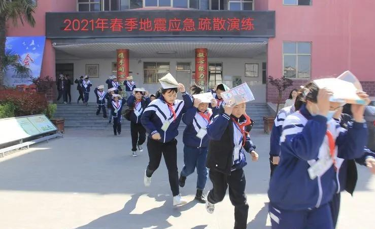 枣庄市峄城区苏堂小学举行地震逃生应急疏散演练