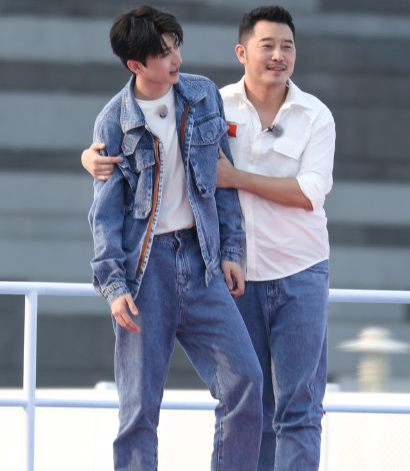 沙溢蔡徐坤同框,颜值高低立见,沙溢被嘲蹭流量