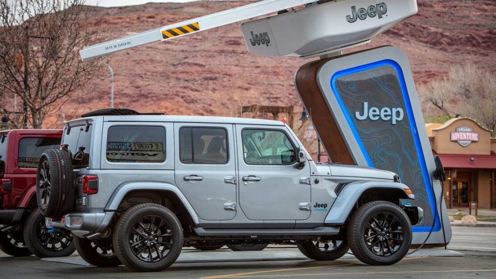 近日,有消息称jeep将推出插电式混动牧马人车型,并组建专属于jeep品牌