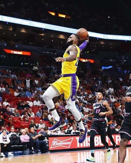 nba历史十大球星"兵谱":詹姆斯战斧劈扣,哈登后撤步